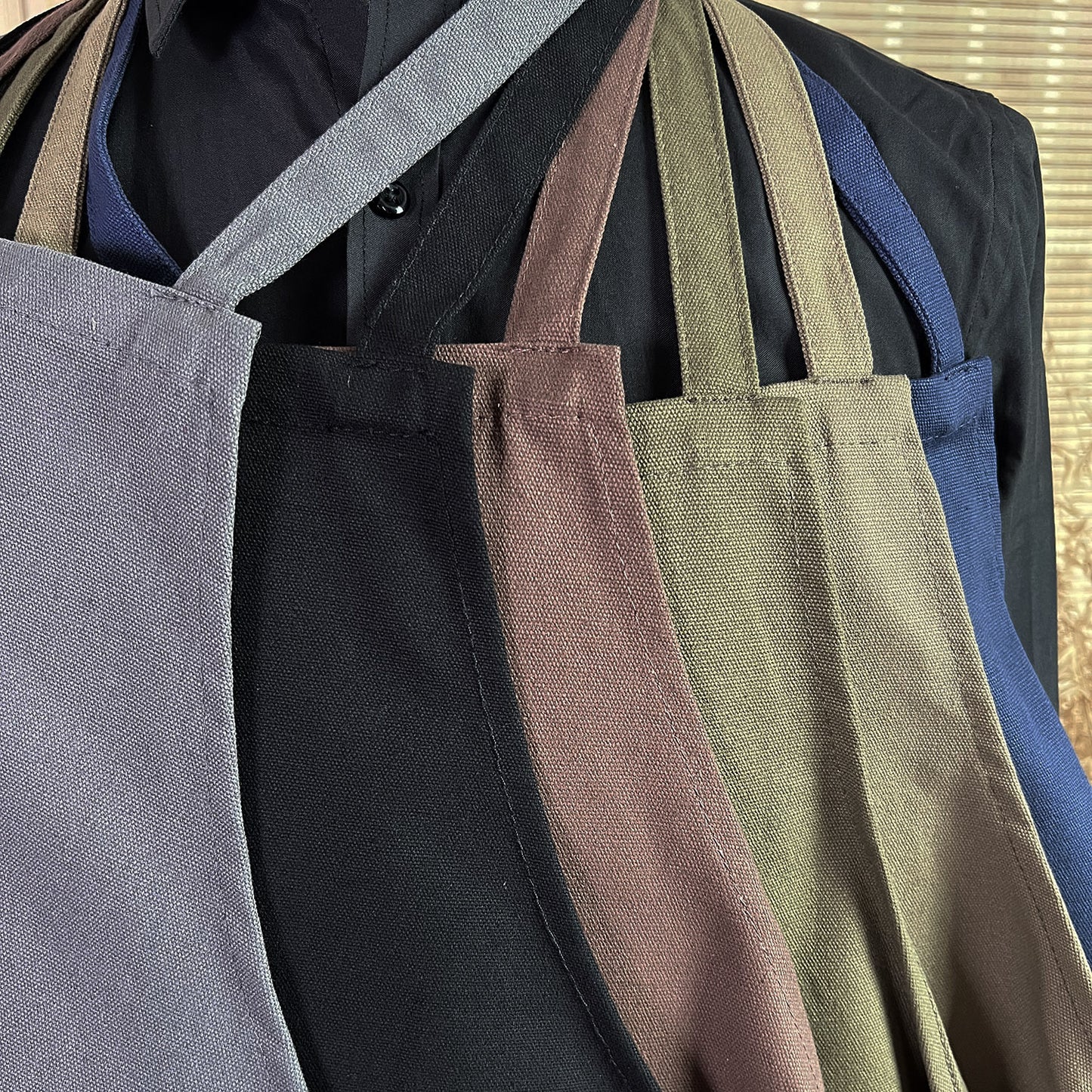 NO:2501 coffee shop restaurant waiter apron, custom logo, shoulder straps can be adjusted, medium thickness.